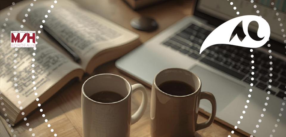 deux tasses de caf&eacute;s, un livre et un ordinateur portable sur un bureau