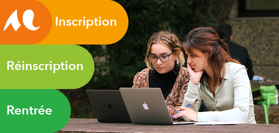 2 étudiantes travaillant sur leurs ordinateurs.