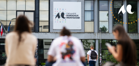bâtiment administration de l'Université Bordeaux Montaigne en arrière plan et étudiants au premier plan