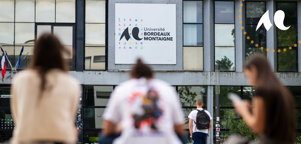 bâtiment administration de l'Université Bordeaux Montaigne en arrière plan et étudiants au premier plan