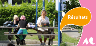 des étudiantes sont attablés en extérieur sur le campus