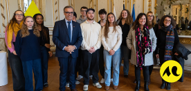 Photo de groupe montrant la promotion des &eacute;tudiants de LEA Anglais-Basque-Espagnol en compagnie de Pierre Hurmic et des responsables de la formation 
