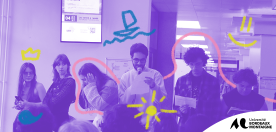 plusieurs &eacute;tudiant&middot;es sont align&eacute;s, l'un d'entre eux parle dans un micro