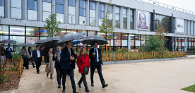 Vue sur les arbres du campus, un arc en ciel et les partenaires du projet - Photo ©Gautier Dufau