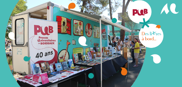 camion de la librairie itin&eacute;rante sur le campus Montaigne, avec des livres en exposition devant