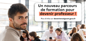 Vue d'un enseignant devant une classe, il a le regard tourné vers l'objectif