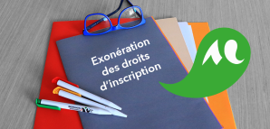 Différent dossiers sont posés sur une table. Sur l'un d'entre eux est ecrit "exonération des droits d'inscription".