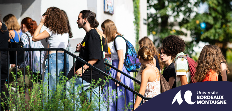 Plusieurs &eacute;tudiant&middot;es montes les escaliers menant au b&acirc;timent M - cr&eacute;dit photo : Gauthier Dufau