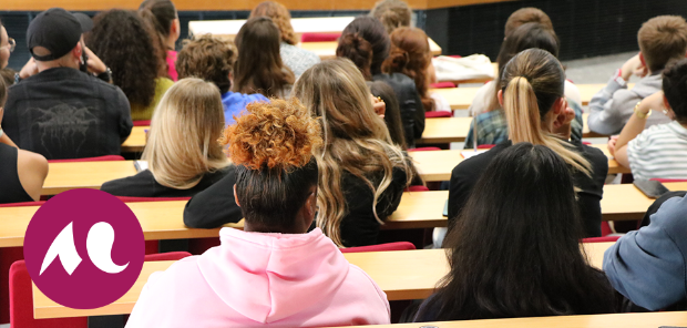 étudiants assis dans l'amphi 700